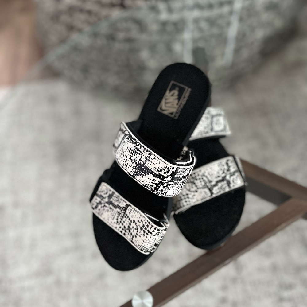 VANS Comfy Black/White Summer Vacation Beach Casual Sandals/Slides Size 7